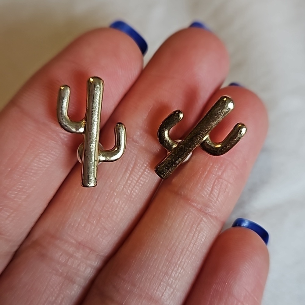 🪅 Gold Cactus Stud Earrings